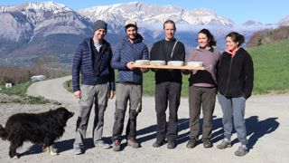 De gauche à droite : Yann Giraud, Bastien Allosia, Mickaël et Marion Pellegrin et Delphine Soler se sont réunis pour progresser ensemble sur la valorisation de leur lait de montagne.